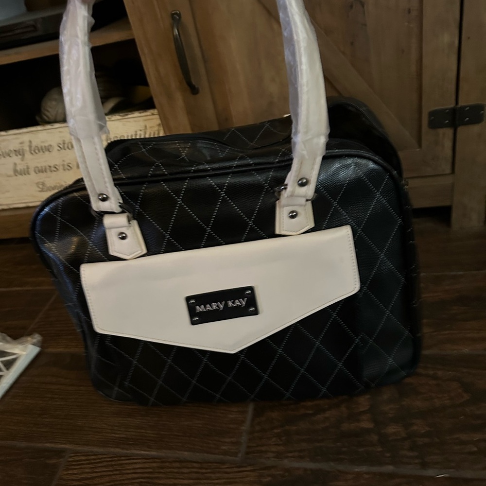 Mary Kay:
Bags 
Mineral Foundation
2 Beige 0.5  
Beige1
Beige2
Bronze4
Bronze5